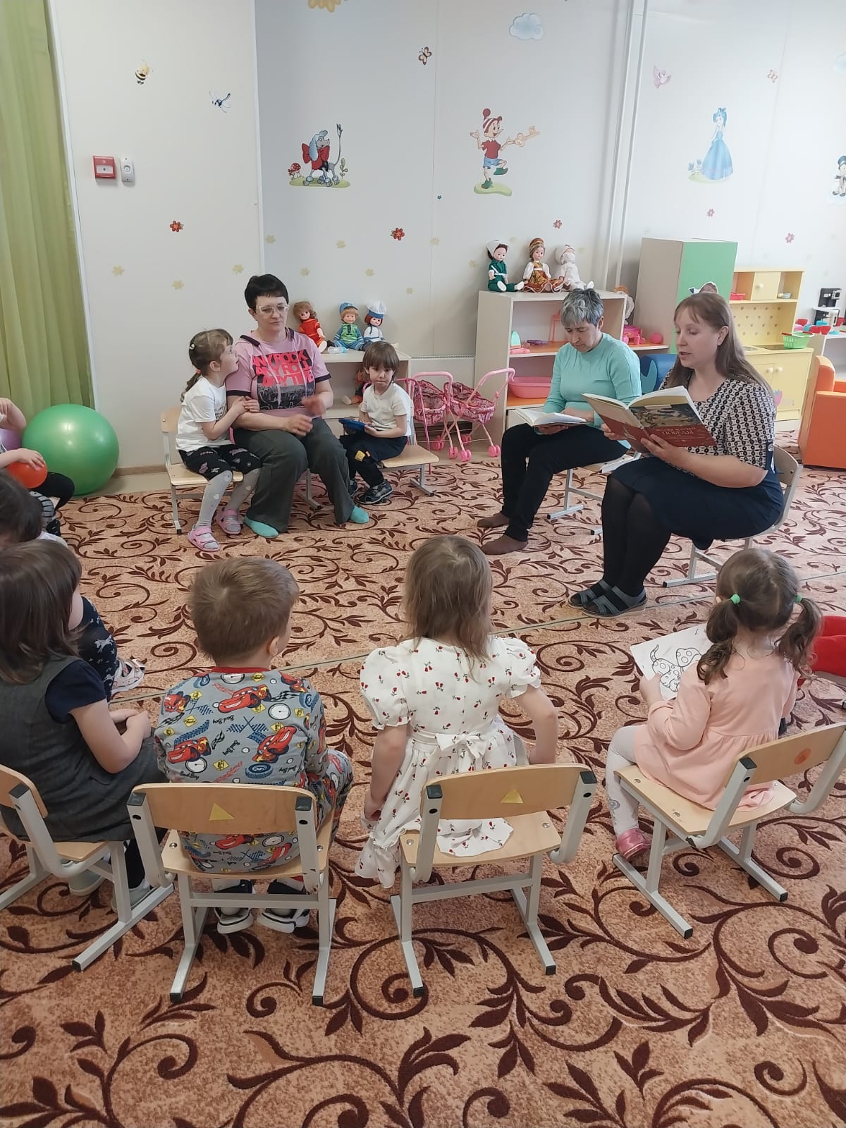День чтения вслух  В рамках 1Областной литературной акции единого действия &amp;quot;День чтения вслух&amp;quot; нашу группу посетители: заведующая библиотекой МКУК &amp;quot;КДЦ д. Евдокимова&amp;quot; Жукова Е.А., учитель начальных классов Андреева О.С., от родителей Дроботова Е.А..