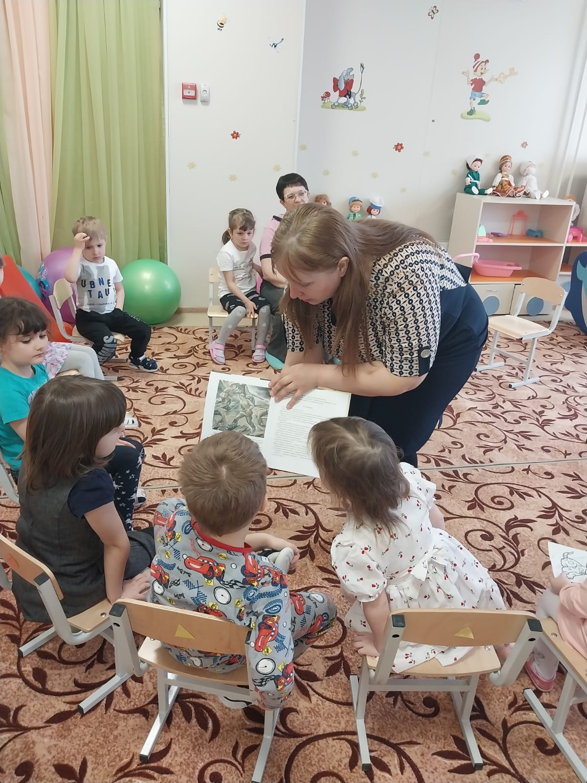 День чтения вслух  В рамках 1Областной литературной акции единого действия &amp;quot;День чтения вслух&amp;quot; нашу группу посетители: заведующая библиотекой МКУК &amp;quot;КДЦ д. Евдокимова&amp;quot; Жукова Е.А., учитель начальных классов Андреева О.С., от родителей Дроботова Е.А..
