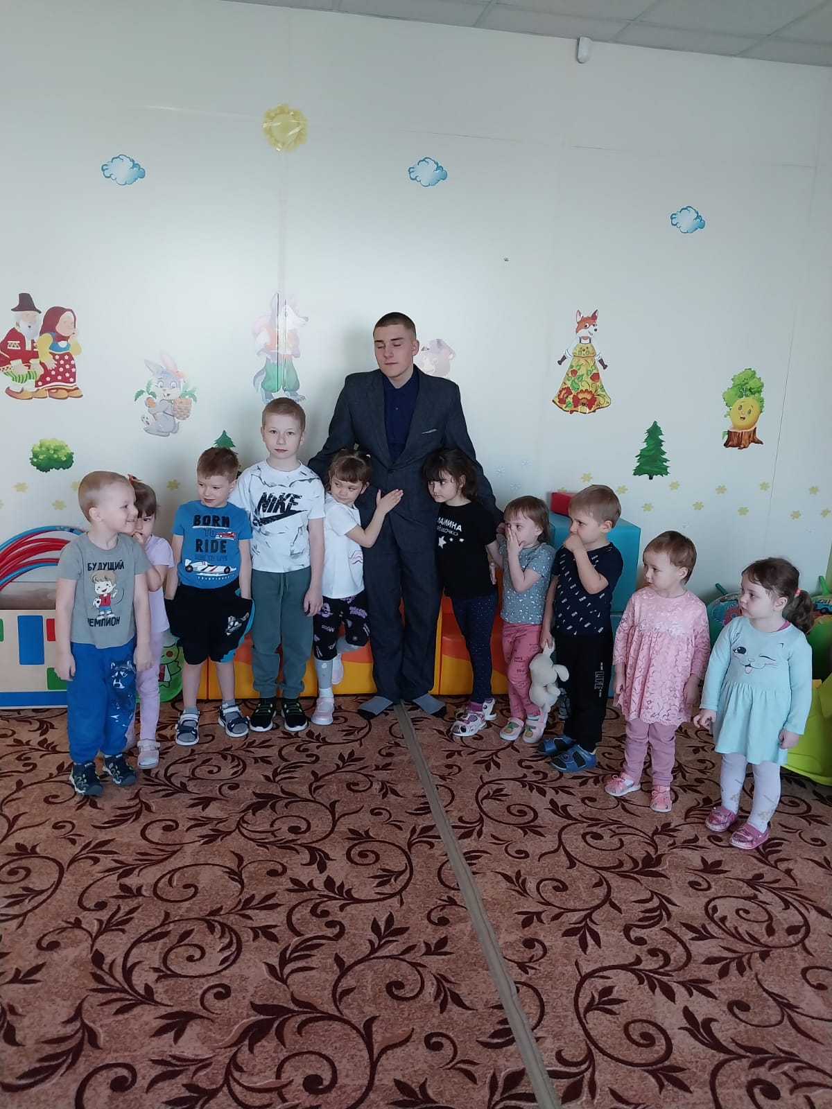 Очень интересно для детей прошла встреча с победителем районного конкурса чтецов &amp;quot;К подвигу героев сердцем прикоснемся &amp;quot; Садовским Александром учеником 9 класса. Саша прочитал детям стихи о войне. Поделился опытом, как надо рассказывть, чтобы тронуть серд.